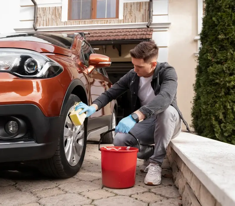 Lavage auto à domicile Colleville-Montgomery : professionnel intervenant sur un véhicule